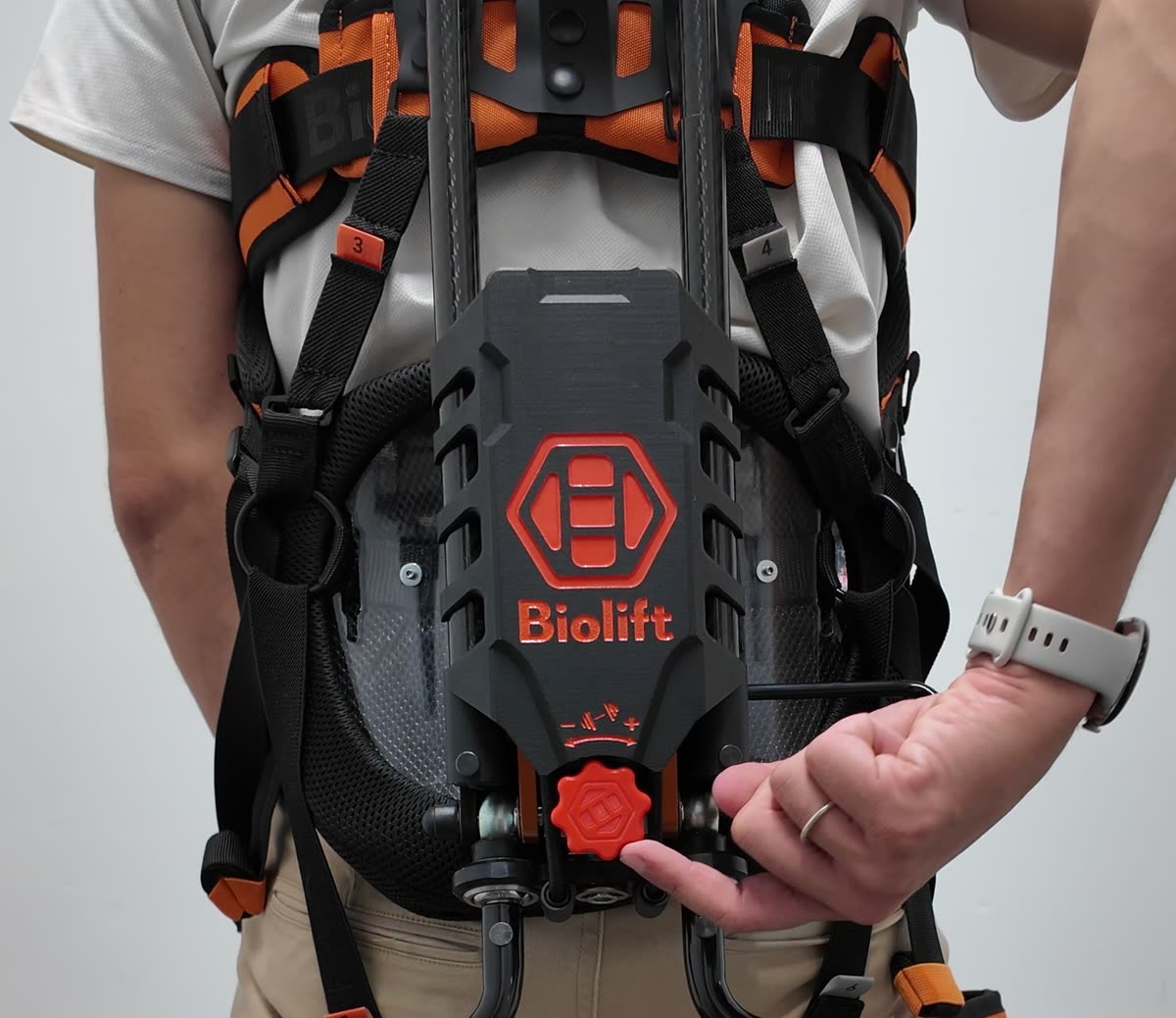 Dos de l'exosquelette Biolift : mécanisme, logo et molette de force